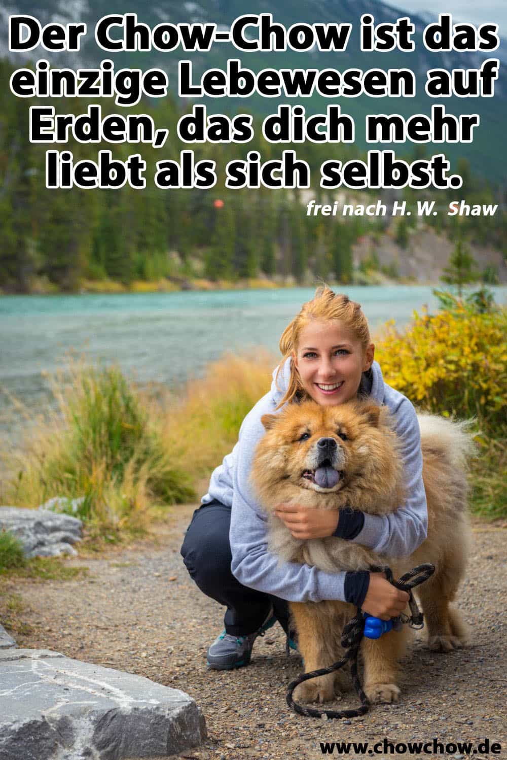 Eine Frau umarmt ihren Chow-Chow auf dem See