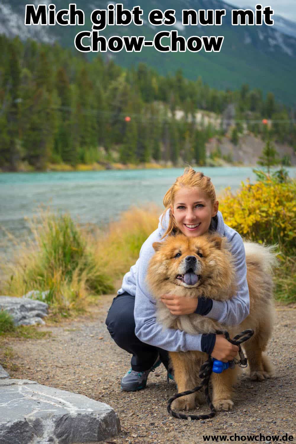 Eine Frau umarmt ihren Chow-Chow im Wald